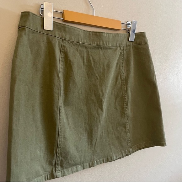 Forever 21 Olive Mini Skirt with Front Zipper – Size Large EUC - Picture 8 of 12